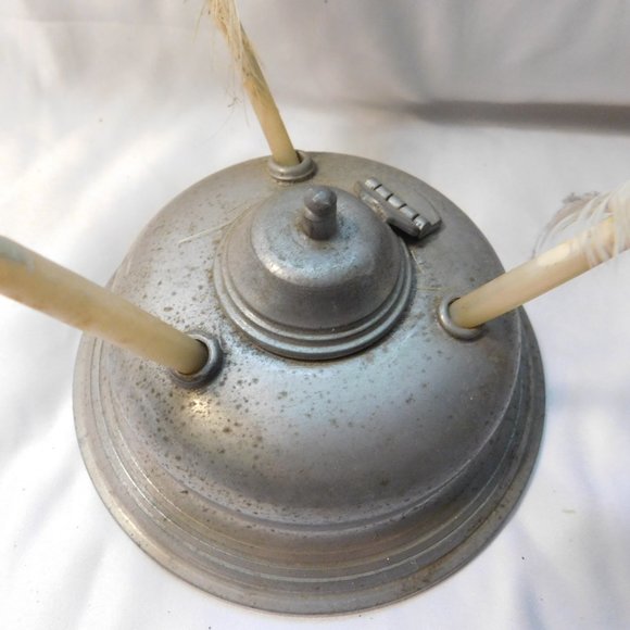 Antique STIEFF PEWTER WILLIAMSBURG 3 HOLE INK WELL WITH 3 FEATHER QUILLS - Picture 2 of 9